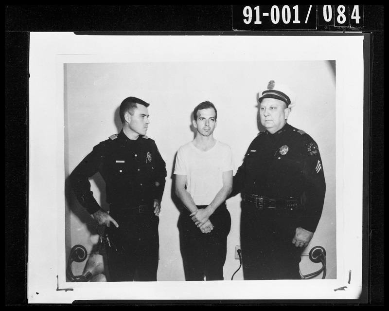 Lee Harvey Oswald krátce po zadržení na policejní stanici.