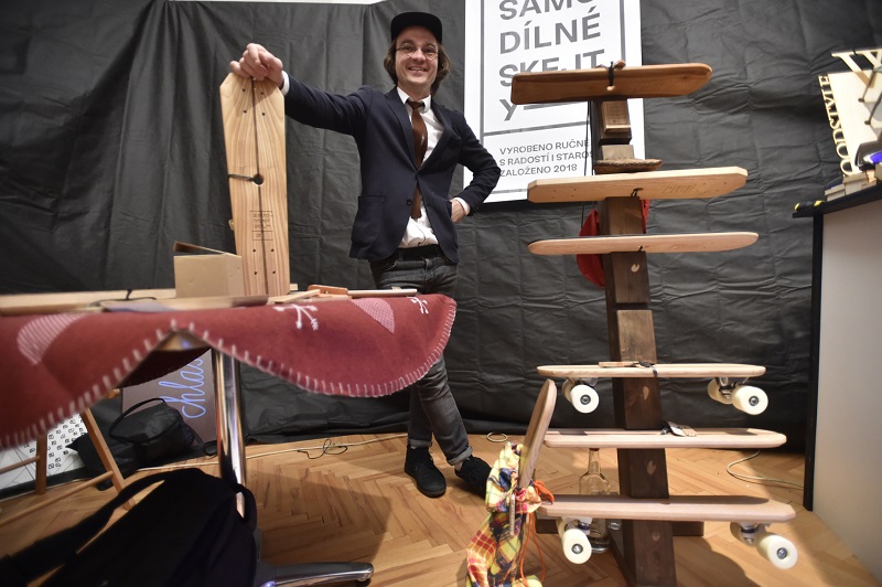 Roman Januška ze Zlína vyrábí skateboardy z různých druhů dřev.