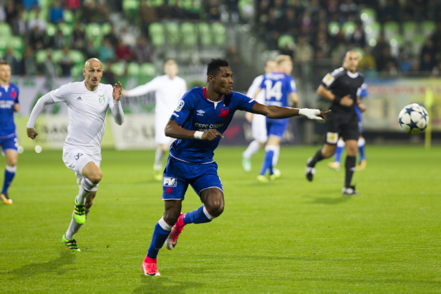 Simon Deli ze Slavie proti Janečkovi. Simon Deli ze Slavie proti Janečkovi.
