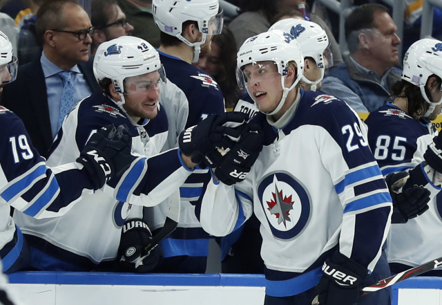 Slavící Patrik Laine.
