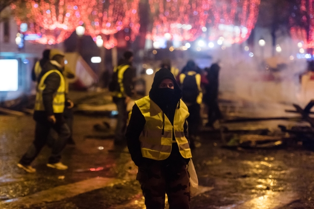 Protesty v Paříži, po kterých zbyl velký nepořádek.
