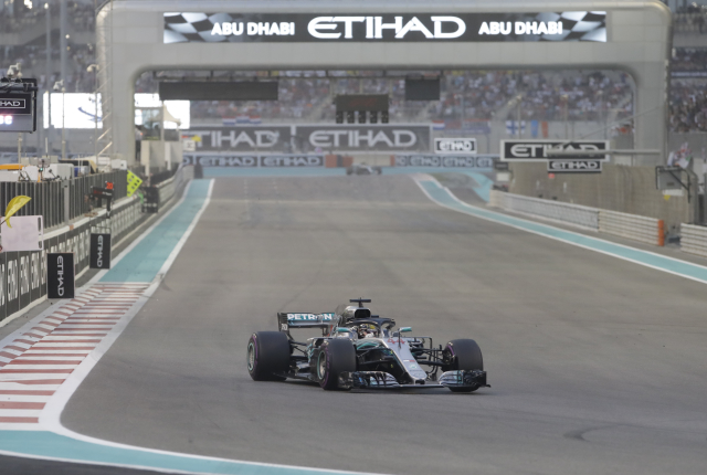 Lewis Hamilton na trati v Abú Zabí.