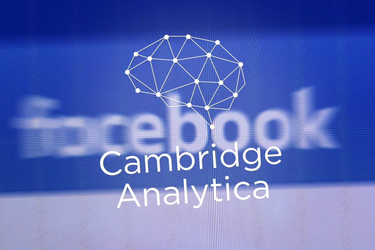 Cambridge Analytica a logo Facebooku v pozadí. 