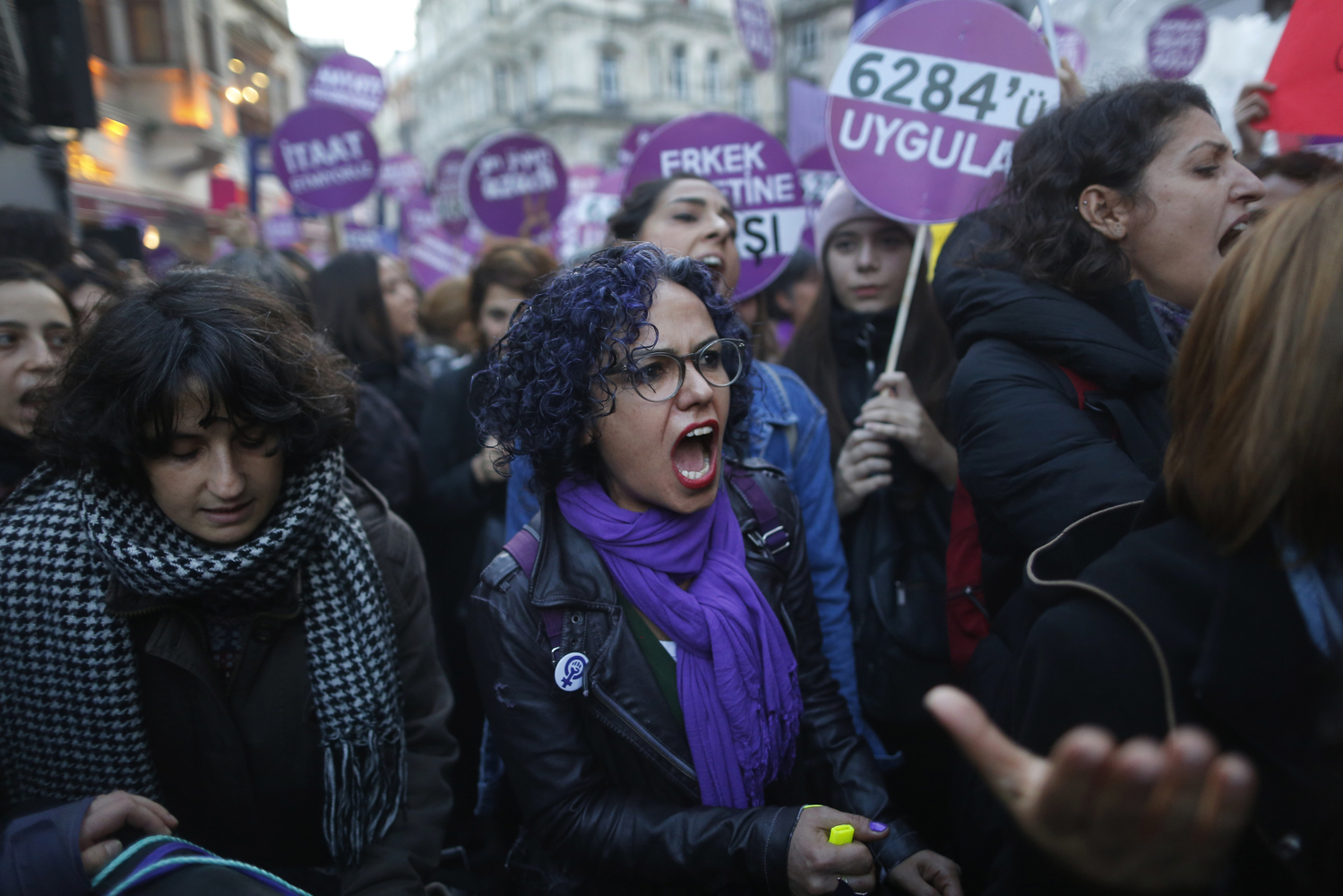 Účastníci demonstrace v Istanbulu v rámci Mezinárodního dne proti násilí na ženách. 