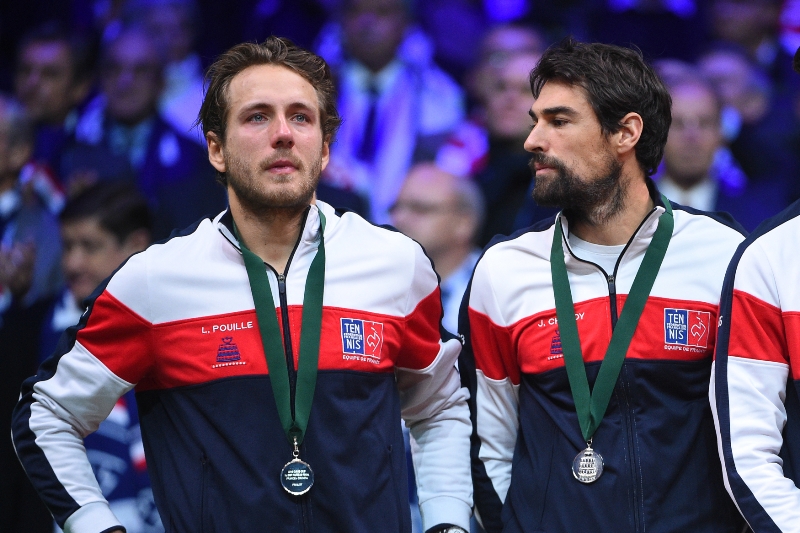 Lucas Pouille (vlevo) odmítá hrát v novém modelu, dokonce se kvůli tomu i rozplakal.