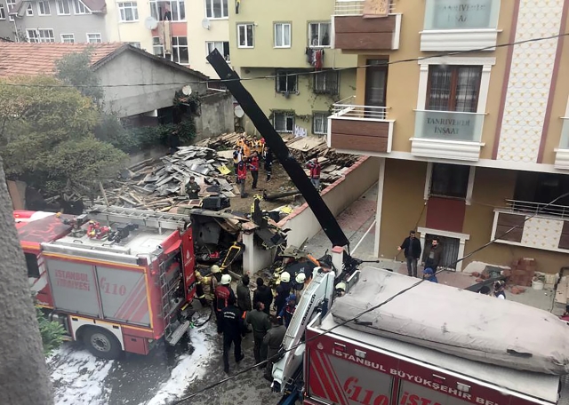 Vojenský vrtulník se zřítil do obytné čtvrti. Vojenský vrtulník se zřítil do obytné čtvrti.