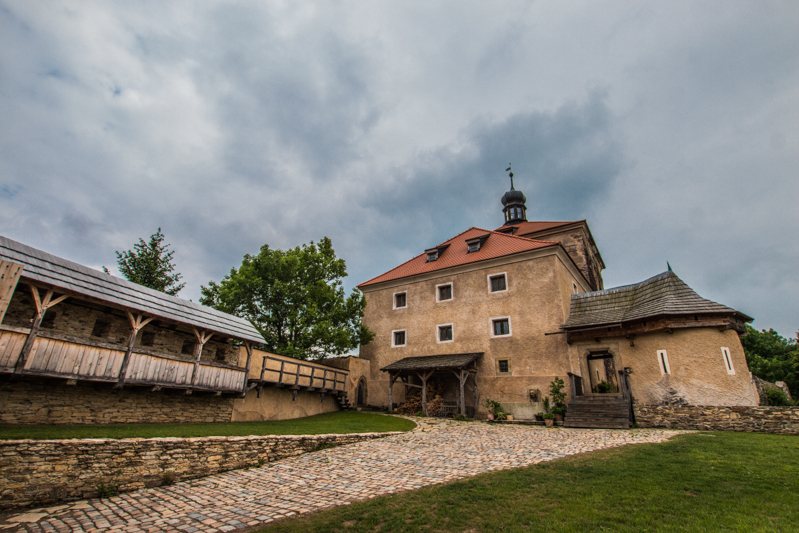 Tvrz v Malešově.