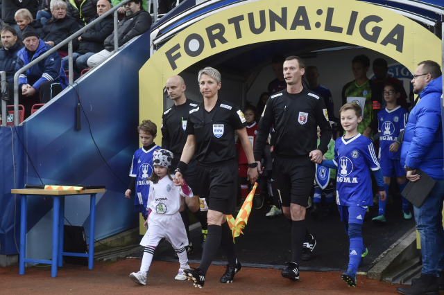 Jana Adámková při nástupu k utkání Olomouc vs Boleslav.