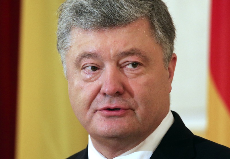 Ukrajinský prezident Petro Porošenko podepsal výnos, který na 60 dní zavádí stanné právo.