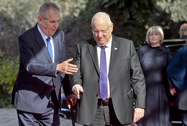 Prezident Miloš Zeman (vlevo) se svým izraelským protějškem Reuvenem Rivlinem (vpravo). Prezident Miloš Zeman (vlevo) se svým izraelským protějškem Reuvenem Rivlinem (vpravo).