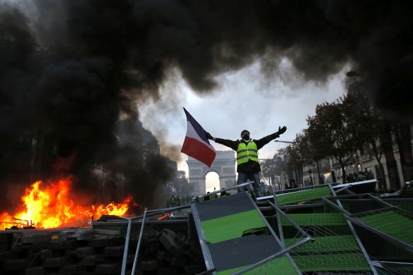 Demonstranti na Champs-Élysées v Paříži.
