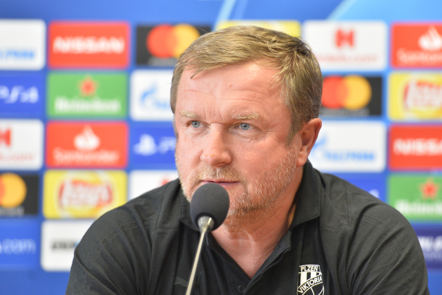 Pavel Vrba při tiskové konferenci. Pavel Vrba při tiskové konferenci.