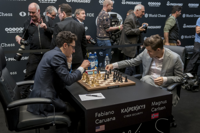 Šachista Caruana (vlevo) v partii proti Carlsenovi. Šachista Caruana (vlevo) v partii proti Carlsenovi.