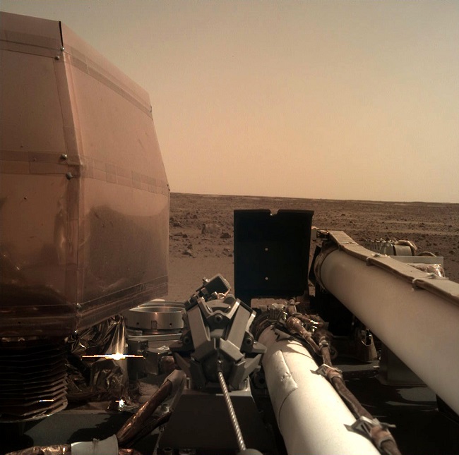 Sonda InSight na Marsu otevřela solární panely. Sonda InSight na Marsu otevřela solární panely.