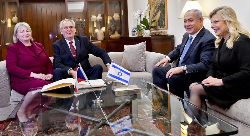 Český prezident Miloš Zeman s manželkou navštívil izraelského premiéra Benjamina Netanjahua s chotí.