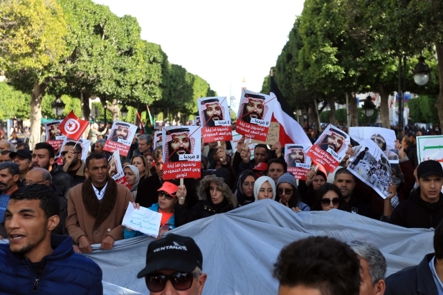 Tunisané protestují druhý den proti návštěvě prince bin Salmána.