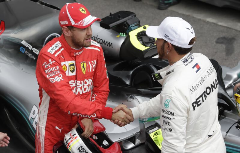 Sebastina Vettel (vlevo) a Lewis Hamilton si projevili vzájemnou úctu. Sebastina Vettel (vlevo) a Lewis Hamilton si projevili vzájemnou úctu.