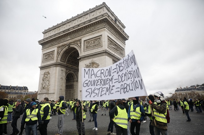 Demonstrace na pařížské třídě Champs-Élysées.