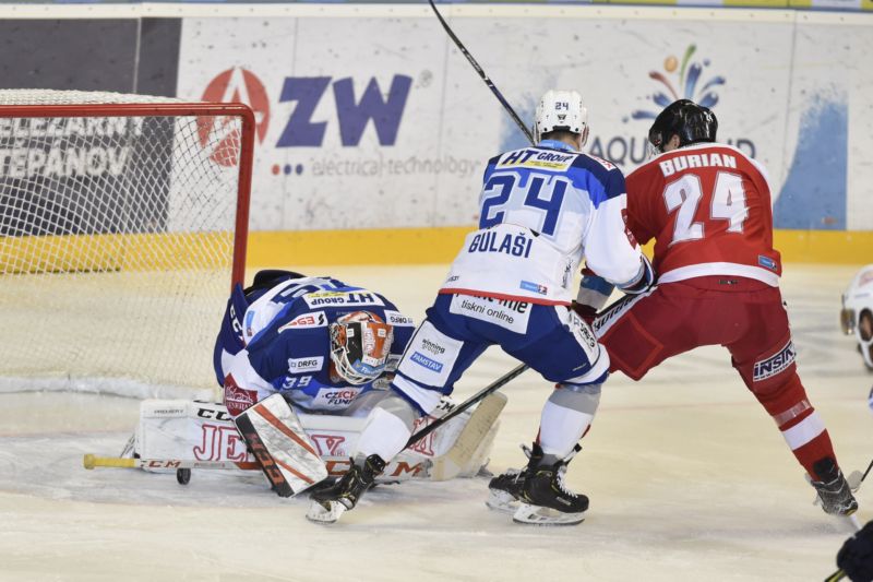 Olomoucký Vilém Burian doráží do brněnské branky přes Gulašiho.