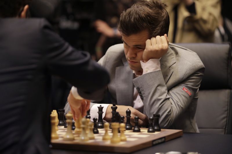 Obhájce šachového trůnu Magnus Carlsen (vpravo). Obhájce šachového trůnu Magnus Carlsen (vpravo).