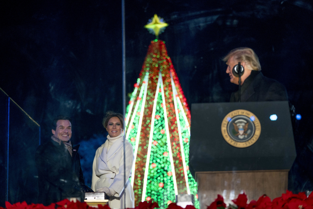 Trump s rodinou rozsvítil Národní vánoční strom. Trump s rodinou rozsvítil Národní vánoční strom.