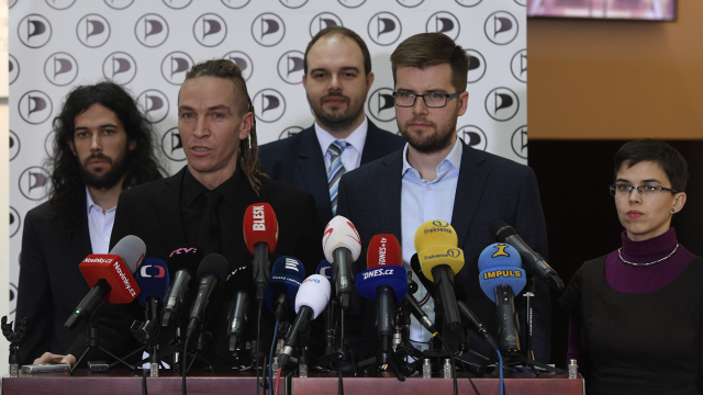 Zleva poslanec Pirátů Mikuláš Ferjenčík, předseda strany Ivan Bartoš, poslanec Lukáš Bartoň, předseda poslaneckého klubu Pirátů Jakub Michálek a místopředsedkyně strany Olga Richterová.
