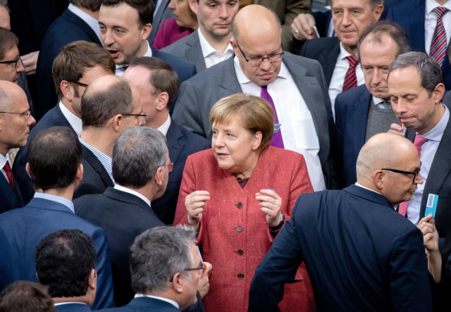 Zasedání Bundestagu, na snímku uprostřed Angela Merklová.