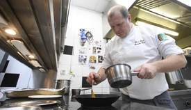 Restaurace Terasa U Zlaté studně, kde Pavel Sapík působí jako šéfkuchař, potřetí vyhrála anketu Maurerův výběr.