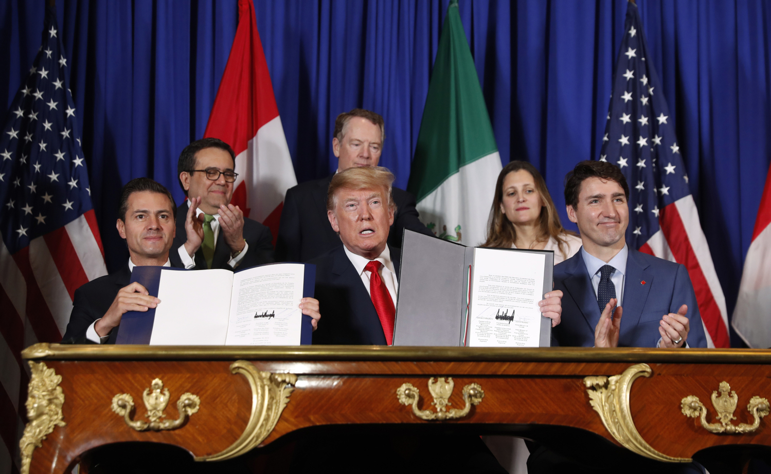 Americký prezident Donald Trump (uprostřed), kanadský premiér Justin Trudeau (vpravo) a mexický prezident Pena Neto (vlevo), při podpisovém ceremoniálu. Americký prezident Donald Trump (uprostřed), kanadský premiér Justin Trudeau (vpravo) a mexický prezident Pena Neto (vlevo), při podpisovém ceremoniálu.