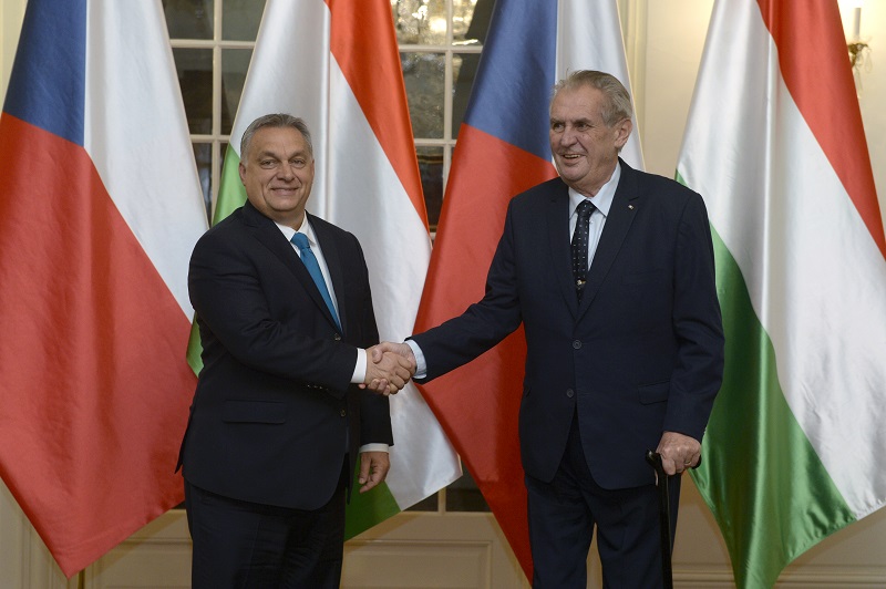 Miloš Zeman (vpravo) přijal v Lánech maďarského premiéra Viktora Orbána.