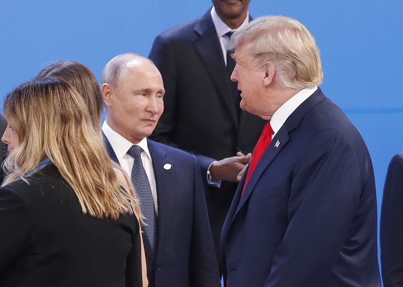 Donald Trump se na schůzce G20 v Argentině míjí s Vladimirem Putinem. Donald Trump se na schůzce G20 v Argentině míjí s Vladimirem Putinem.