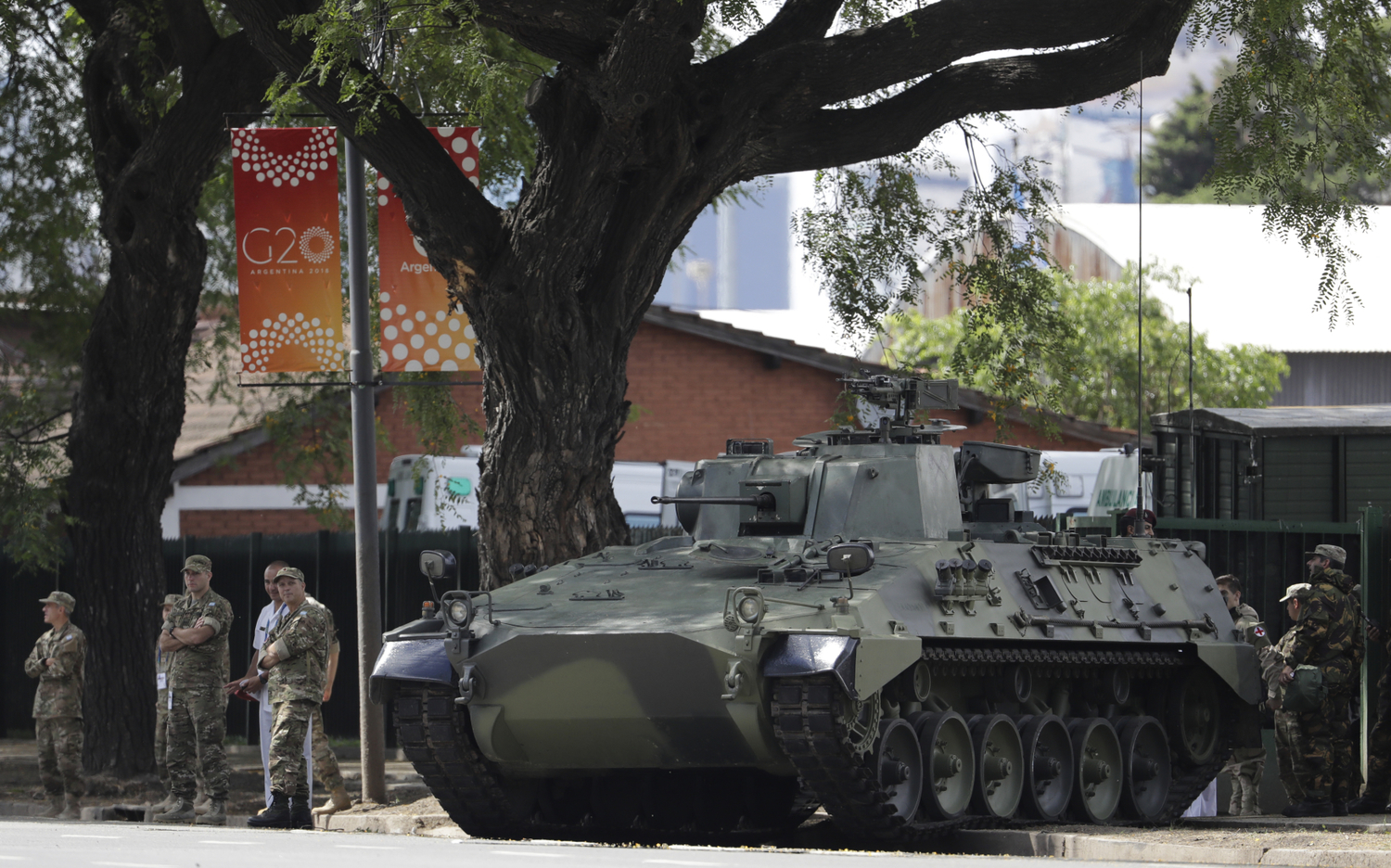 Vojáci dohlíží na pořádek v Buenos Aires.