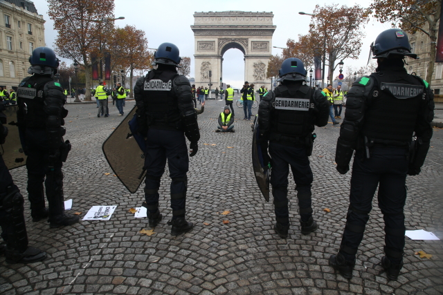 Minulou sobotu se odehrál protest v Paříži na Champs-Élysées. Minulou sobotu se odehrál protest v Paříži na Champs-Élysées.
