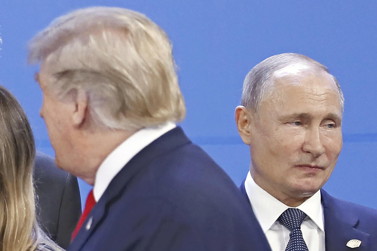 Donald Trump (zády) a Vladimir Putin na summitu G20 v Buenos Aires. 
