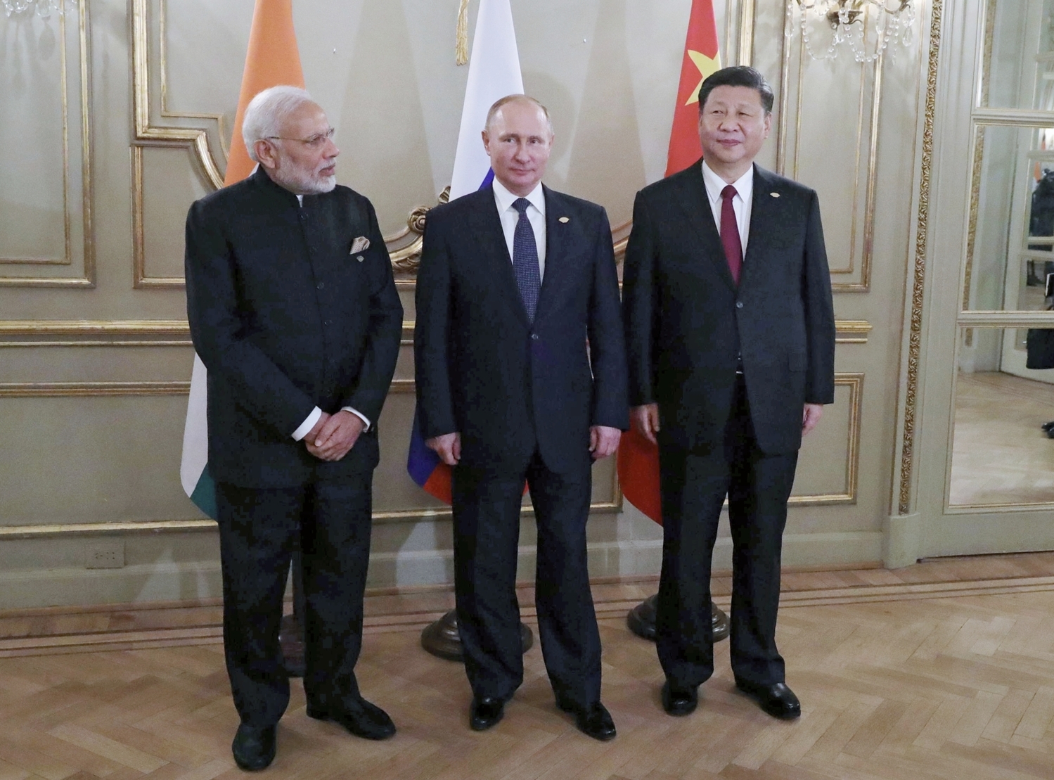 Indický premiér Narendra Módí (vlevo), ruský prezident Vladimir Putin (uprostřed) a čínský prezident Si Ťin-pching.