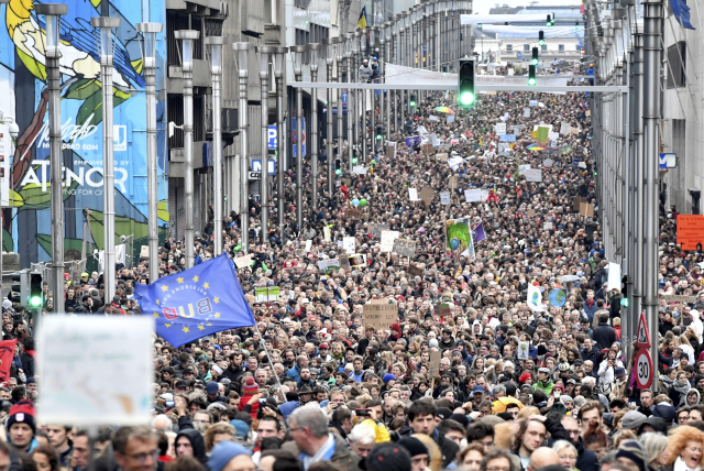 Desítky tisíc lidí pochodovaly v Bruselu proti oteplování.