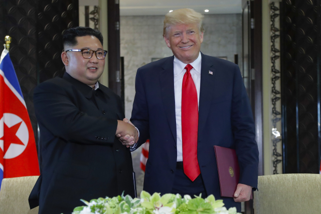 Donald Trump s Kim Čong-unem v Singapuru. Donald Trump s Kim Čong-unem v Singapuru.