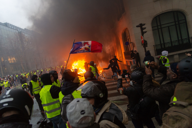 Protesty v Paříži.