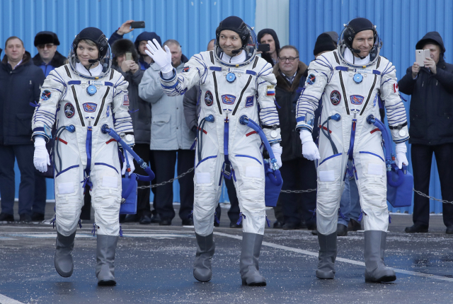 Zleva Anne McClainová, Oleg Kononěnko a David Saint-Jacques.