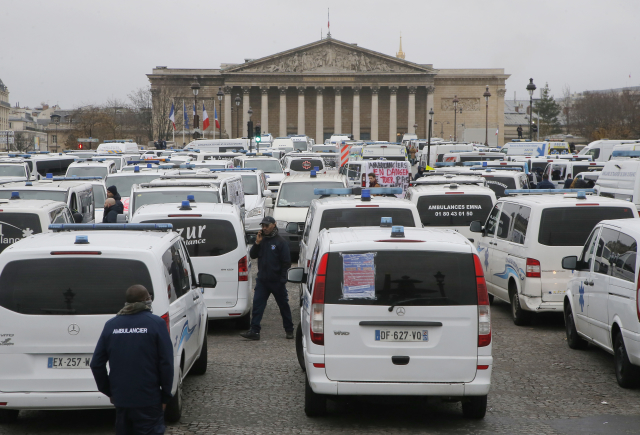 Ve Francii protestovali řidiči sanitek a středoškoláci.
