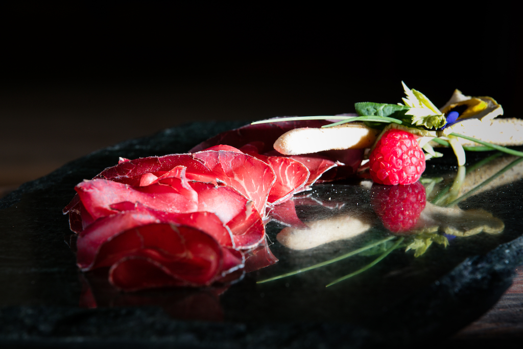 Italská delikatesa bresaola.