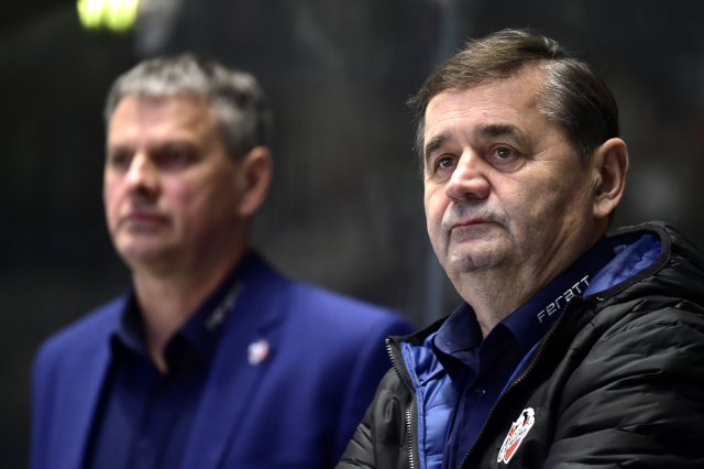 Břetislav Kopřiva (vpravo) i jeho trenérský štáb v Pardubicích končí. Břetislav Kopřiva (vpravo) i jeho trenérský štáb v Pardubicích končí.