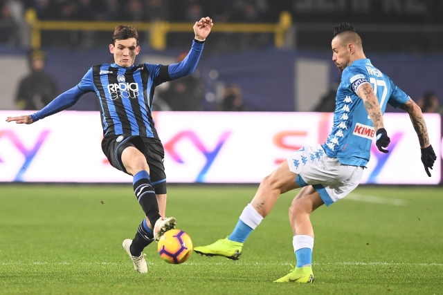 Marek Hamšík (vpravo) proti Martenovi de Roonovi z Atalanty.