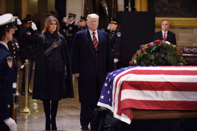 Trump a Melania uctili památku Bushe staršího.