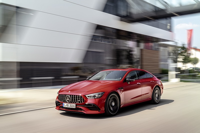 V první prosincový den se v českých showroomech poprvé objevilo čtyřdveřové kupé značky Mercedes-AMG. 