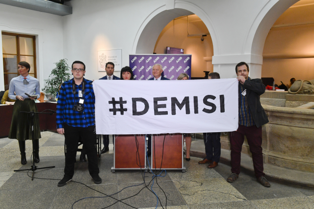 Aktivisté na tiskové konferenci.