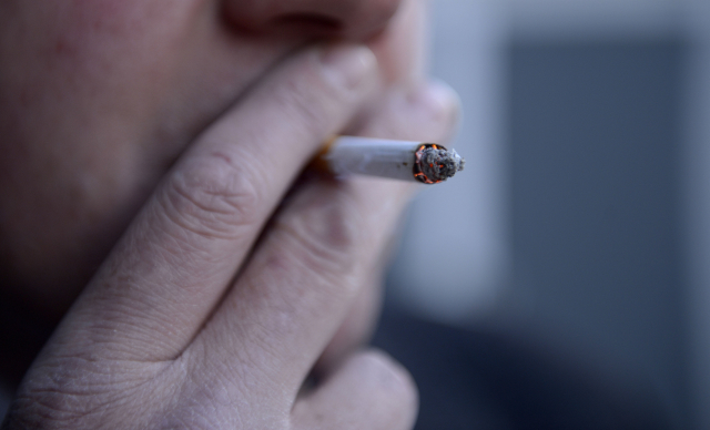 Kouření cigarety.