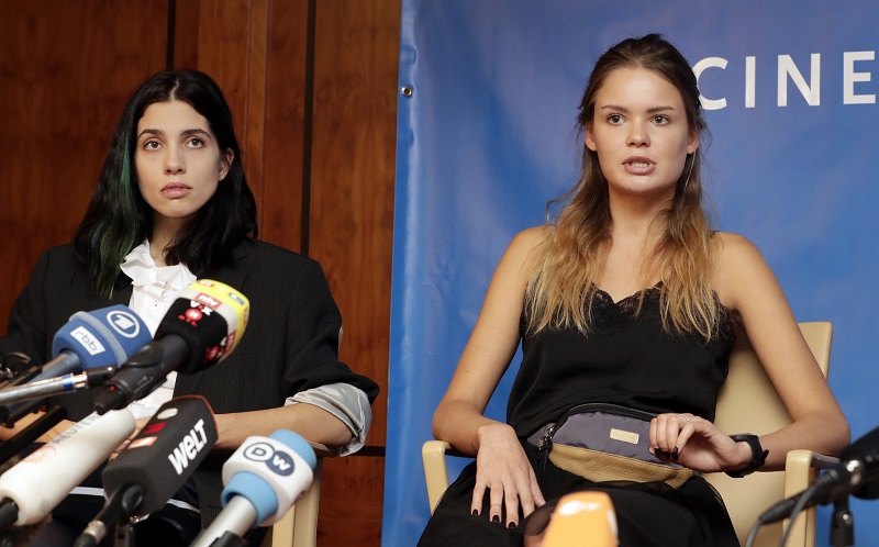 Dvě ze tří zadržených členek Pussy Riot Naděžda Tolokonnikovová (vlevo) a Veronika Nikulšinová.