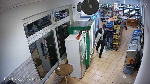 Vrah pumpařky na snímku z bezpečnostní kamery. Vrah pumpařky na snímku z bezpečnostní kamery.