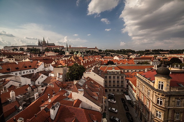 Představa vlastního bytu v Praze se mladým lidem vzdaluje.